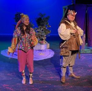 皇冠hg2020手机app下载 Theater Performs "Lions in Illyria". Two students in costume